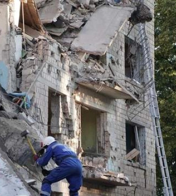  "НА МЕНЕ ВПАЛА ДВОТОННА ПЛИТА!" Російська ракета ПРОБИЛА ПІД’ЇЗД! Моторошні кадри обстрілу Києва