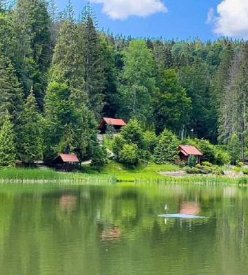 Не тільки Синевир: де в Карпатах можна відпочити на березі озера