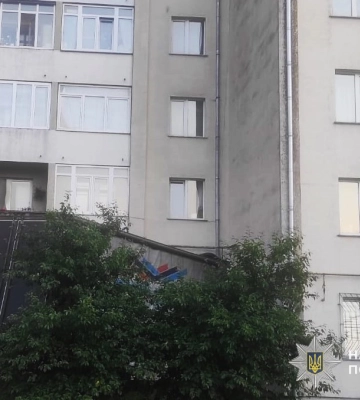 У Пустомитах вантажівка влетіла у багатоповерхівку