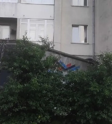 На Львівщині вантажівка в'їхала в п'ятиповерхівку: водій отримав травми
