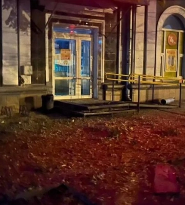 Росія вдарила безпілотником по багатоповерхівці в Сумах: є постраждала