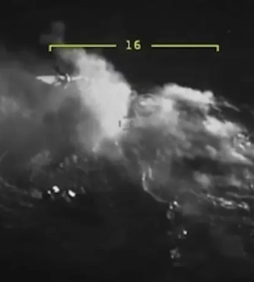 Бійці ВМС ЗСУ показали момент знищення російського катера разом із десантом — відео