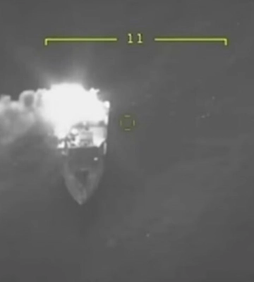 Бійці ВМС ЗСУ показали момент знищення російського катера разом із десантом — відео