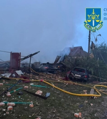 Вісім безпілотників вдарили по житловому сектору на Сумщині — є загиблі та поранені (, )