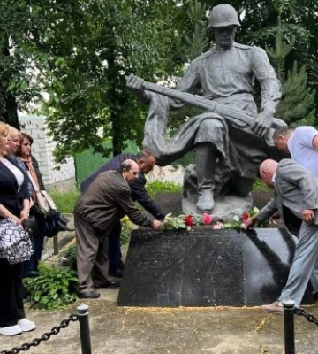 Нардепка обурилась, що у Корці поклали квіти до пам’ятника радянському солдату Нардепка обурилась, що у Корці поклали квіти до пам’ятника радянському солдату