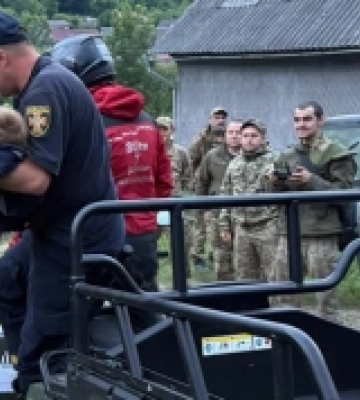 На Рахівщині малюка, який зник вночі, знайшли біля закинутої будівлі на світанку. ФОТО. ВІДЕО