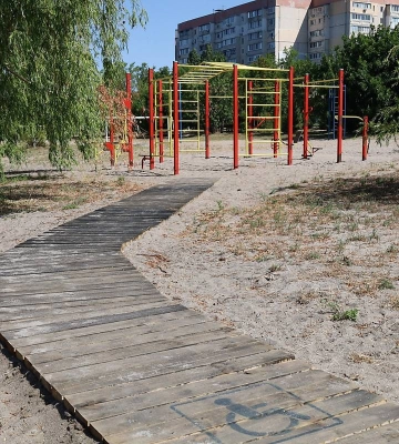У Миколаєві облаштували доріжку для людей на кріслах колісних у пляжній зоні Намиву