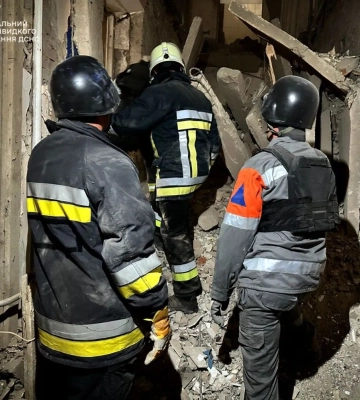 У Білгород-Дністровському вже майже добу ліквідовують наслідки атаки рф: з&amp;apos;явилися нові кадри