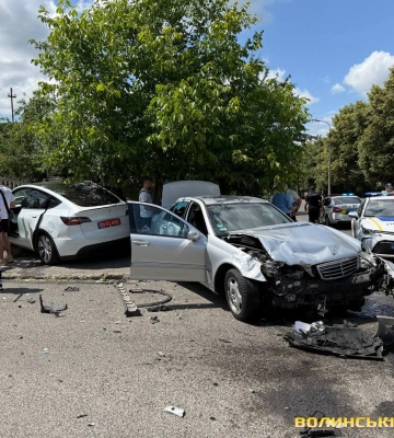Від удару відкинуло в паркан: у Луцьку зіткнулися Mercedes і Tesla