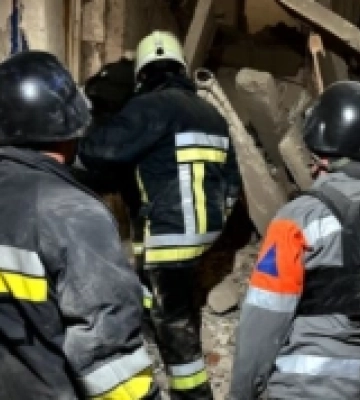 У Білгород-Дністровську на місці російського удару працюють рятувальники Спеціального центру