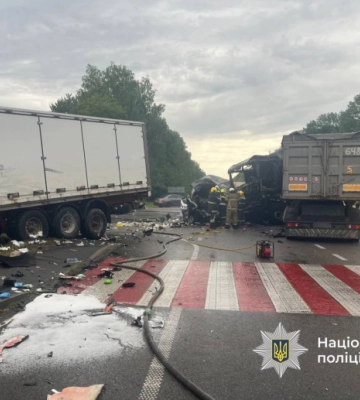На Вінниччині у ДТП з вантажівками загинули водій і пасажир мікроавтобуса На Вінниччині у ДТП з вантажівками загинули водій і пасажир мікроавтобуса