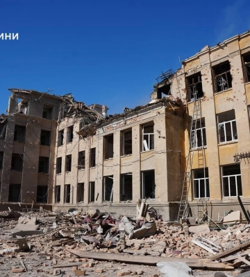 У Білгород-Дністровську на місці російського удару працюють рятувальники Спеціального центру