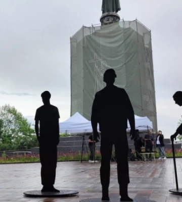 У Києві відкрили інсталяцію «Тіні присутності», присвячену зниклим безвісти