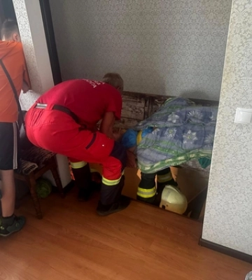 На Волині рятувальники надали допомогу жінці, яка впала у підвал