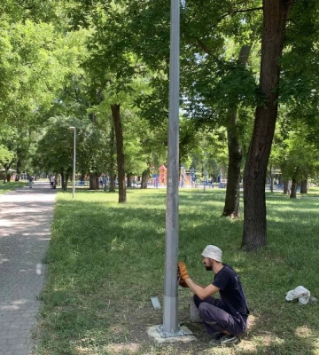В Одесі комунальники проводять роботи з заміни аварійних опор вуличного освітлення