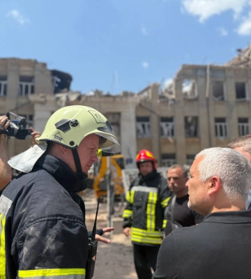 У Білгород-Дністровському вже майже добу ліквідовують наслідки атаки рф: з&amp;apos;явилися нові кадри