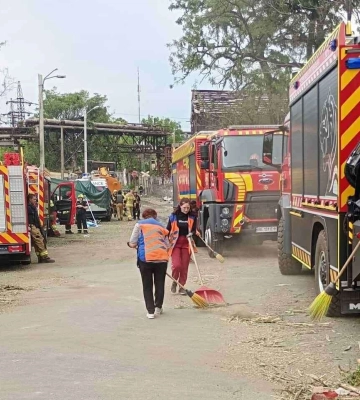 У Дніпрі комунальники ліквідовують наслідки ворожої атаки: вивезено понад 65 тонн сміття