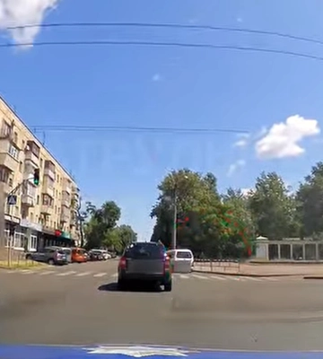 Хотів навчити водінню: у Черкасах поліція зупинила автівку, за кермом якої був підліток (ВІДЕО)