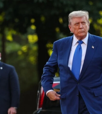 НАТО лестить Трампу, щоб втримати його на боці Києва – Bloomberg
