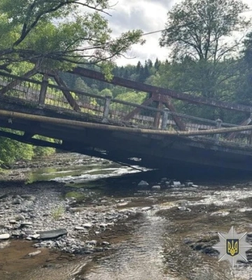 На Закарпатті обвалився міст: без сполучення залишилися 8 селищ
