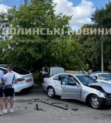 У Луцьку Tesla влетіла в паркан: хто винен в аварії на перехресті 