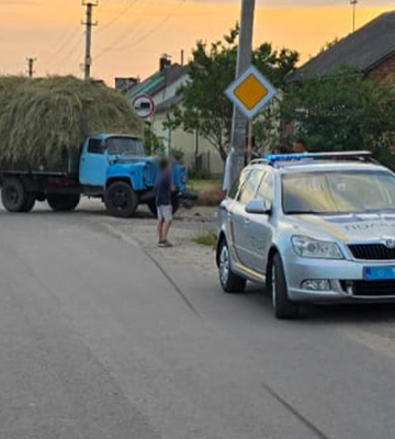 На Львівщині внаслідок зіткнення з вантажівкою потрапив до лікарні неповнолітній мотоцикліст. ФОТО