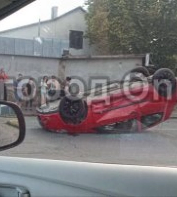 Шокуюча ДТП в Ужгороді: Автомобіль перекинувся на дах посеред вулиці