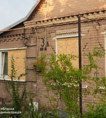 Внаслідок чотирьох ударів по Запоріжжю двоє людей поранені, пошкоджені будинки та автівки