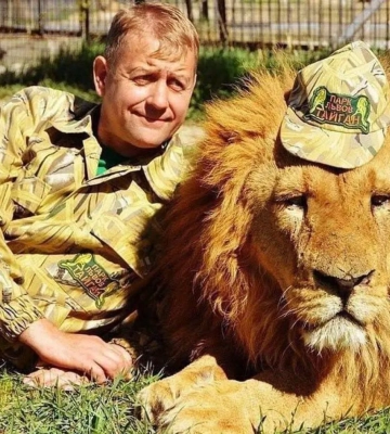 У Криму вивезений з Маріуполя лев напав на власника зоопарку: чоловік у важкому стані