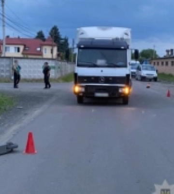 Поблизу Луцька 11-річний хлопець на самокаті потрапив під вантажівку