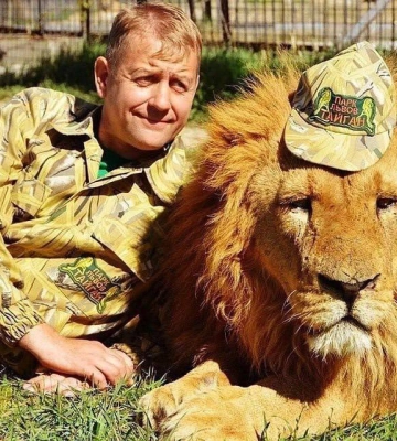 У Криму лев з Маріуполя напав на власника зоопарку