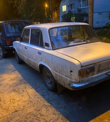 У Харкові водій Renault протаранив припарковані авто та втік з місця ДТП