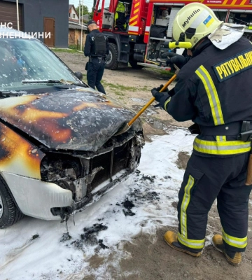 У Млинові рятувальники швидко загасили пожежу в моторному відсіку авто