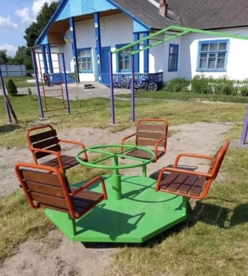 У селі на Рівненщині відкрили новий дитячий майданчик