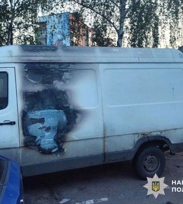 У Лубнах поліція Полтавщини затримала молодика, який підпалив мікроавтобус. ФОТО