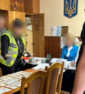 Очільниця коледжу на Буковині за хабарі набирала на навчання ухилянтів: вилучено понад 100 тис. грн готівки. ФОТО