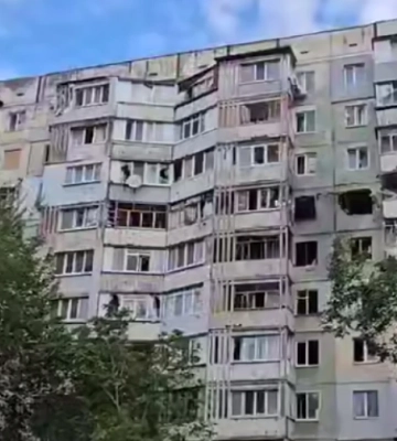 Ворог обстріляв центральний район Херсона, є постраждала та пошкодження