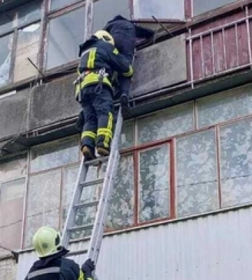 Луцькі рятувальники зняли чоловіка з балкону третього поверху 