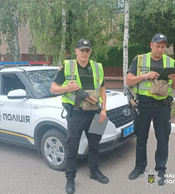 На Одещині п’яний чоловік погрожував молоді гранатою та порізав колеса авто