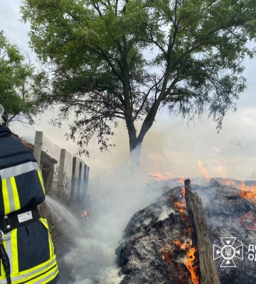 Суха трава й 5 тонн сіна стали причиною пожежі в Одеській області, на якій постраждала жінка