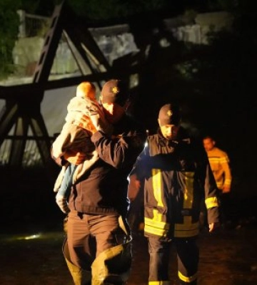 На Закарпатті рятувальники врятували життя 2-річному хлопчику після обвалу мосту