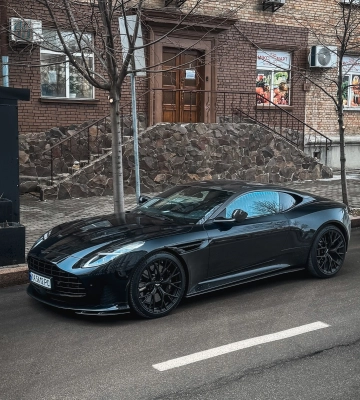 Элитный нарушитель: в Киеве эвакуатор забрал суперкар Aston Martin за 12 миллионов (видео)