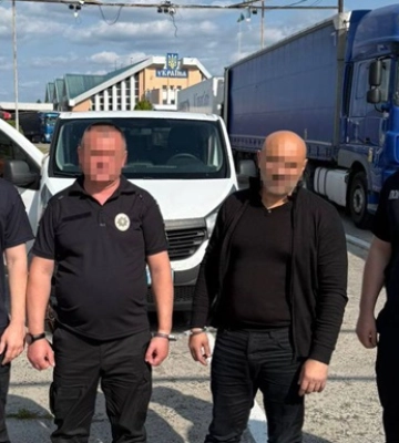 Німеччина передала Україні двох іноземців, підозрюваних у збуті фальшивих доларів