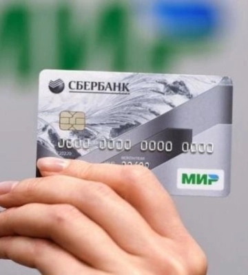 В оккупированном Мелитополе женщина пошла по магазинам с чужой банковской картой (скрин)