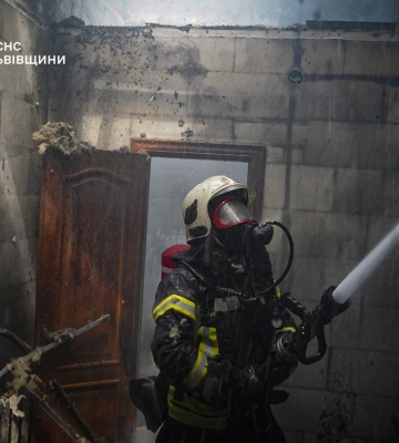 У Львові евакуювали ще дві покинуті автівки: простояли на вулицях понад три роки, - ФОТО