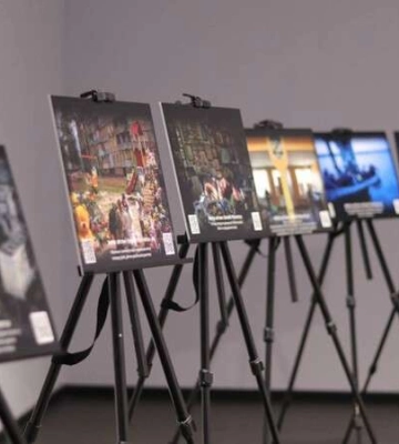 У Дніпрі презентували фотороботи Євгена Малолєтки та показали фільм про облогу Маріуполя