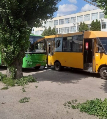 У Сумах не поділили зупинку автобус та маршрутка