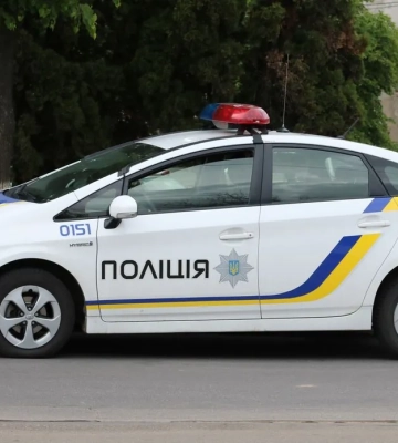 В Херсоне россияне атаковали дроном авто патрульной полиции – есть трое пострадавших