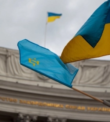 Перед будівлею МЗС України підняли кримськотатарський прапор