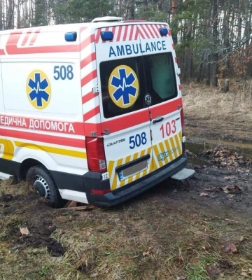 На Рівненщині швидка, що їхала до породіллі, застрягла на польовій дорозі